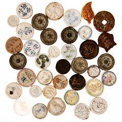 Siamesiske spillemønter i porcelæn m.m., anvendtes af private spillehuse i 1800-tallet ved hasardspil, i alt 38 stk.