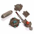 En samling nordindiske vedhæng af sølv, enkelte prydet med turkis, koral samt farvede glassten. 19.-20. årh. L. 6,5-23. 5
