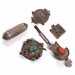 En samling nordindiske vedhæng af sølv, enkelte prydet med turkis, koral samt farvede glassten. 19.-20. årh. L. 6,5-23. 5