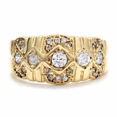 Zirkonring af 14 kt. guld prydet med talrige brilliantslebne zirkoner. Str. 52.