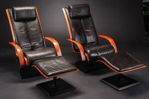 Westnofa. Par lænestole med tilhørende skamler 22