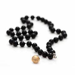 Ole Lynggaard Kuglelås af 14 kt. guld. Kæde med perler af sort agat med dubsko medfølger. Lås diam. ca. 10 mm. Perlediam. ca. 8 mm. L. ca. 47 cm. 2