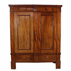 Dansk Louis XVI skab af mahogni, profileret top, front med to døre bag hvilke hylder, herunder to store skuffer. København, 18. årh.s slutning.