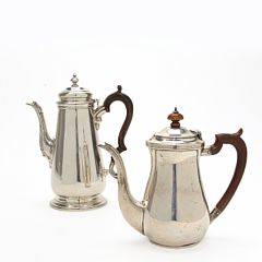 To engelske tekander af sterlingsølv. London 1902 og Birmingham 1924.  Vægt 955 gr. H. 17,5-22 cm. 2