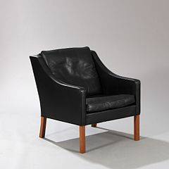 Børge Mogensen Lænestol med ben af mahogni. Sider, ryg samt løse hynder betrukket med patineret sort skind. Model 2207.
