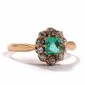Smaragd- og diamantring af 14 kt. guld, prydet med smaragdsleben smaragd omkranset af talrige brillantslebne diamanter. Str. 58.