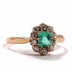 Smaragd- og diamantring af 14 kt. guld, prydet med smaragdsleben smaragd omkranset af talrige brillantslebne diamanter. Str. 58.