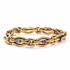 Diamant- og rubinarmbånd af 14 kt. guld, prydet med brillantslebne diamanter og facetslebne rubiner. Vægt 23,1 gr. L. 18. Ca. 1950.