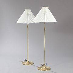 Aage Petersen Et par teleskop standerlamper af messing med plisseret skærm. Udført hos Le Klint. H. 135.180. 2