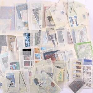 Færøerne. Ca. 1986-2012. En antagelig komplet samling i perioden incl. miniark og hæfter. Ligger i pergamynkuverter fra abonnement.