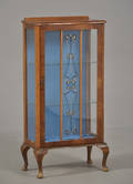 Vitrine i nøddetræ, 1900-tallets 1. halvdel