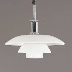 Poul Henningsen PH 4½-4. Pendel med ophæng og fatningshus af højglansforkromet, ekstruderet aluminium, skærme af 3-lags mundblæst opalglas.