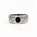 Safir- og diamantring af 14 kt. hvidguld prydet med facetsleben safir flankeret af brillantslebne diamanter. Str. 56. 1990erne.