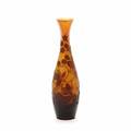 Emile Gallé Vase af ravfarvet glas overlagt med grønbrunt glas, udskåret med motiver i form af brombær, grene og blade. Stemplet Gallé. H. 19,5.