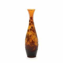Emile Gallé Vase af ravfarvet glas overlagt med grønbrunt glas, udskåret med motiver i form af brombær, grene og blade. Stemplet Gallé. H. 19,5.