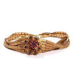 Safir- og rubinarmbånd af 18 kt. satineret guld, prydet med facetslebne safirer og rubiner. Vægt 36,8 gr. L. 19. Ca. 1960.