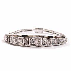 Diamantarmbånd af 18 kt. hvidguld, prydet med talrige brillant- og enkeltslebne diamanter på i alt ca. 0,80 ct. L. 15.