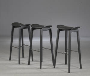 Rune Krøjgaard  Knut Bendik Humlevik for NORR11. Tre Barstole model NY11 New York Bar Chair ,sorlakeret eg 3 Denne vare er sat til omsalg under nyt varenummer 5024612