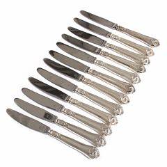 Saksisk blomst. 12 frokostknive med skafter af sølv. Udført hos Cohr. L. 19. 12