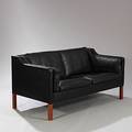 Børge Mogensen To-personers sofa med ben af mahogni, ryg, sider og løse hynder med sort skind. Udført hos Fredericia Furniture. L. 158.