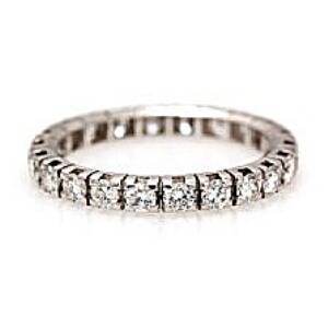 Diamant alliancering af 18 kt. hvidguld prydet med talrige brillantslebne diamanter på i alt ca. 1.10 ct. Farve Wesselton H. Klarhed VS. Str. 51,5.