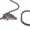 Safir- og diamantsmykkesæt af hvidguld, bestående af halskæde og armbånd, prydet med safirer og diamanter. L. 42,5 og 17. 2