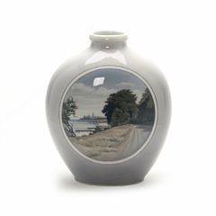 Vase af porcelæn dekoreret med prospekt af Kronborg. Royal Copenhagen. H. 33 cm. Proveniens Efterkommere af Frederik VIII til i dag.