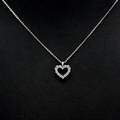H. Stern Diamantvedhæng af 18 kt. hvidguld i form af hjerte prydet med talrige brillantslebne diamanter. Kæde af 14 kt. hvidguld. Ca. 2000.