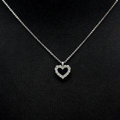 H. Stern Diamantvedhæng af 18 kt. hvidguld i form af hjerte prydet med talrige brillantslebne diamanter. Kæde af 14 kt. hvidguld. Ca. 2000.