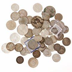 Samling af hovedsagelig nyere sølvmønter fra lande over hele verden, i alt mere end 900 g sølv i varierende finhed med en del bedre iblandt