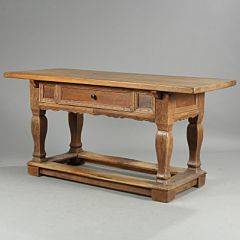 Dansk barok langbord af egetræ, sarg med skuffe, stående på fire balusterformede ben hvorimellem fodsprosser. 18. årh. H. 80. L. 166. D. 70.