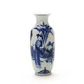 Kinesisk vase af porcelæn dekoreret i blåt med figurer, jiaqing mærke i bund. 20. årh. H. 19 cm.