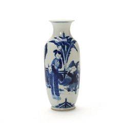 Kinesisk vase af porcelæn dekoreret i blåt med figurer, jiaqing mærke i bund. 20. årh. H. 19 cm.