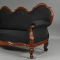 Louis Phillippe sofa med stel af mahogni, svungen sarg og ryg. 19. årh.s anden halvdel. L. 199.