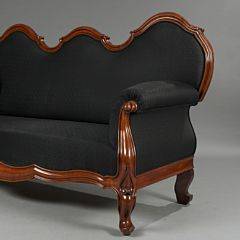 Louis Phillippe sofa med stel af mahogni, svungen sarg og ryg. 19. årh.s anden halvdel. L. 199.