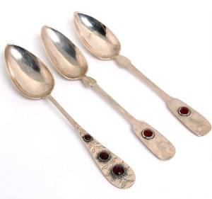 Tre tyske skeer af sølv, prydet med røde glasflusser. Mestre Schiever, Fiedler og C. Zarneckt. Vægt ca. 162 gr. 19. årh. L. 23,5-24. 3
