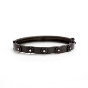 Line Jo Diamantarmbånd af oxideret sterlingsølv prydet med talrige brillantslebet diamanter. Indvendig diam. ca. 5,3 cm. Ca. 2009.