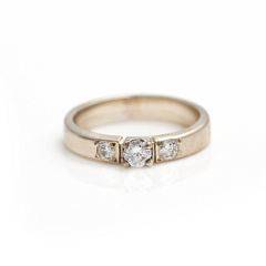 Diamantring af 14 kt. hvidguld prydet med brillantslebne diamanter på i alt ca. 0.15 ct. Str. 43.