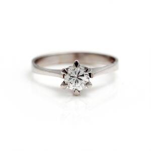 Solitairering af 14 kt. hvidguld prydet med brillantsleben diamant på ca. 0.35 ct. Str. 48.