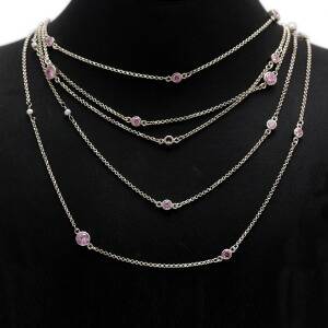 Krystal- og perlehalskæde af sterlingsølv prydet med talrige facetslebne rosa krystaller og ferskvandskulturperler. Perlediam. ca. 2 mm. L. ca. 160 cm. Ca. 2013