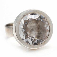 Sølvring prydet med facetslebet klar sten. Str. 58. Ca. 2013.