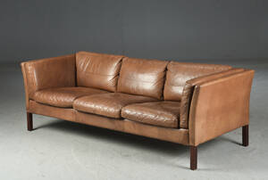 Dansk møbelproducent. Tre - pers sofa, læder
