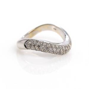 Diamantring af 18 kt. hvidguld, prydet med talrige brillantslebne diamanter på ca. 0,60 ct. Vægt 5,9 gr. Str. 54.