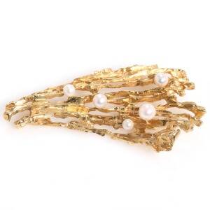 Ole Lynggaard Perlebroche af 18 kt. guld, prydet med større og mindre kulturperler. Vægt 16,3 gr. L. 6,3. Ca. 1980erne.