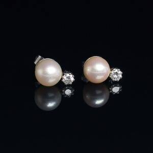 Et par perle- og diamantørestikker af 14 kt. hvidguld, hver prydet med kulturperle og brillantsleben diamant. 2