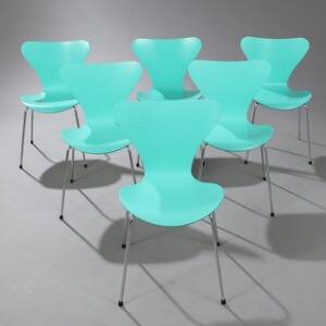 Arne Jacobsen Syveren. Sæt på seks stabelstole med stel af forkromet stål. Sæde og ryg af formbøjet, mintlakeret træ. Model 3107. 6