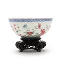 Kinesisk eggshel-skål af porcelæn. 20. årh. H. 6,5 cm. Diam. 14 cm. Stand medfølger. I foret silkekasse.