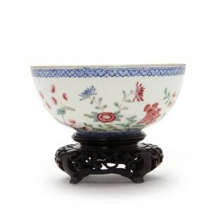 Kinesisk eggshel-skål af porcelæn. 20. årh. H. 6,5 cm. Diam. 14 cm. Stand medfølger. I foret silkekasse.