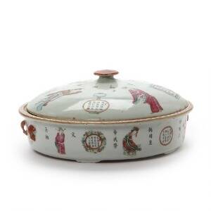 Kinesisk lågfad af porcelæn, dekoreret i farver og guld med historiske figurer samt kartoucher med skrift. 19. årh. DIam. 29,5 cm.