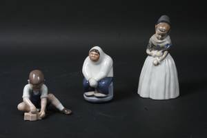 BGKgl Tre porcelænsfigurer 1 sort., Dreng m. klodser, Kvinde samt Eskimo 3